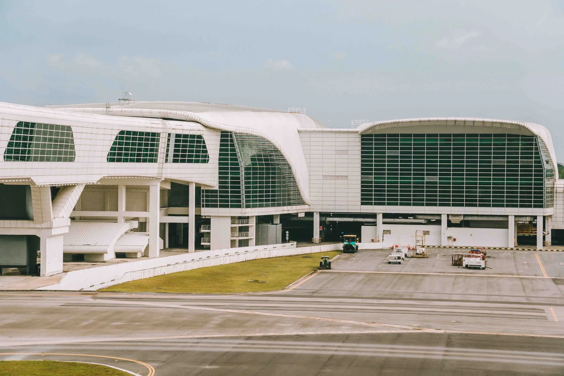 Hall d'un hôtel de transit à l'aéroport KLIA de Kuala Lumpur avec valises de voyageurs