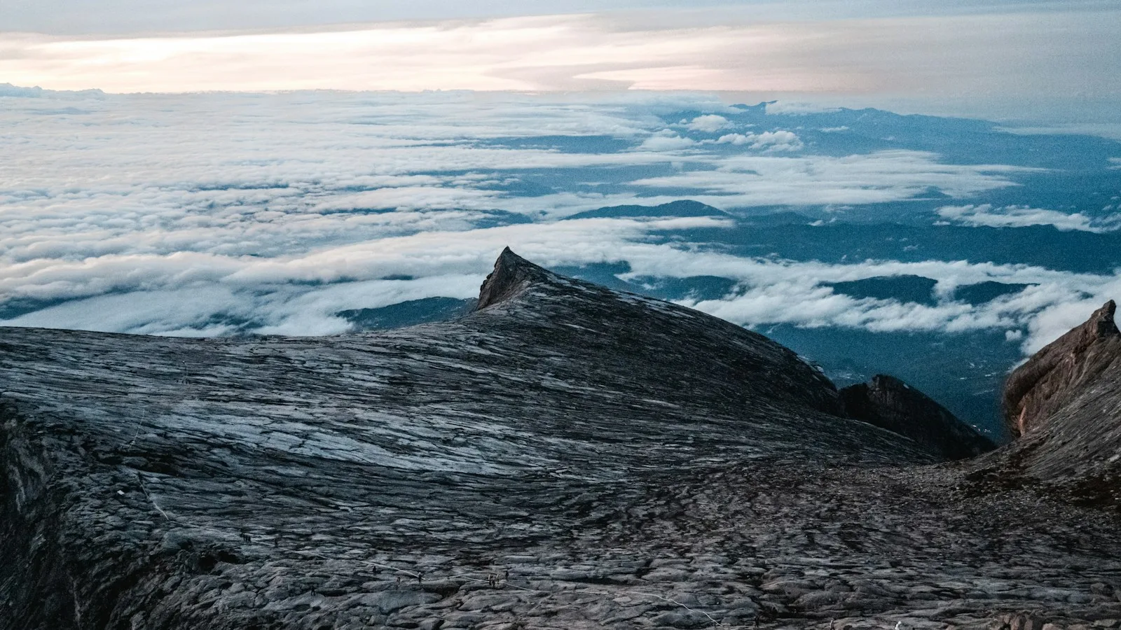 Randonneurs au lever du soleil sur le sentier du sommet du mont Kinabalu