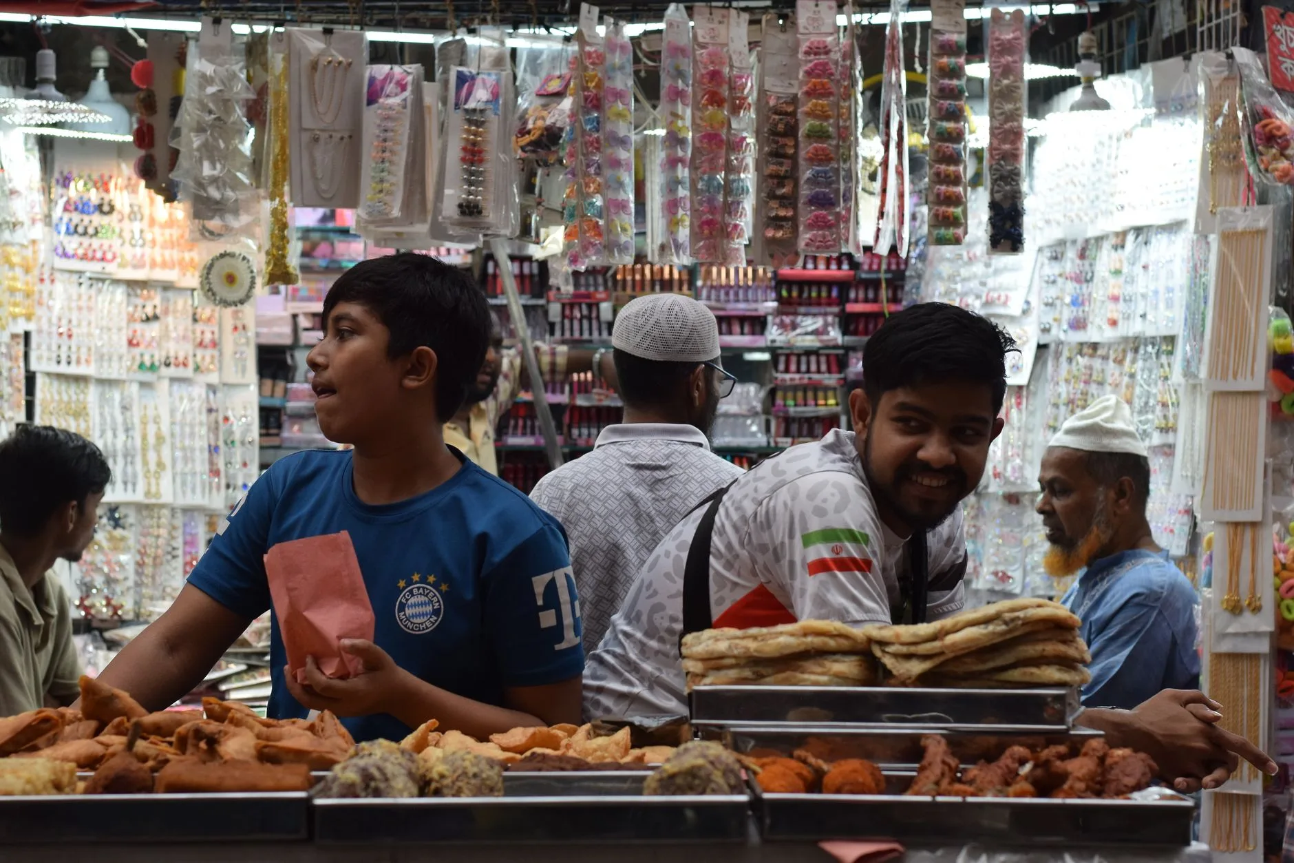 Étals illuminés d'un bazar nocturne du Ramadan à Kuala Lumpur