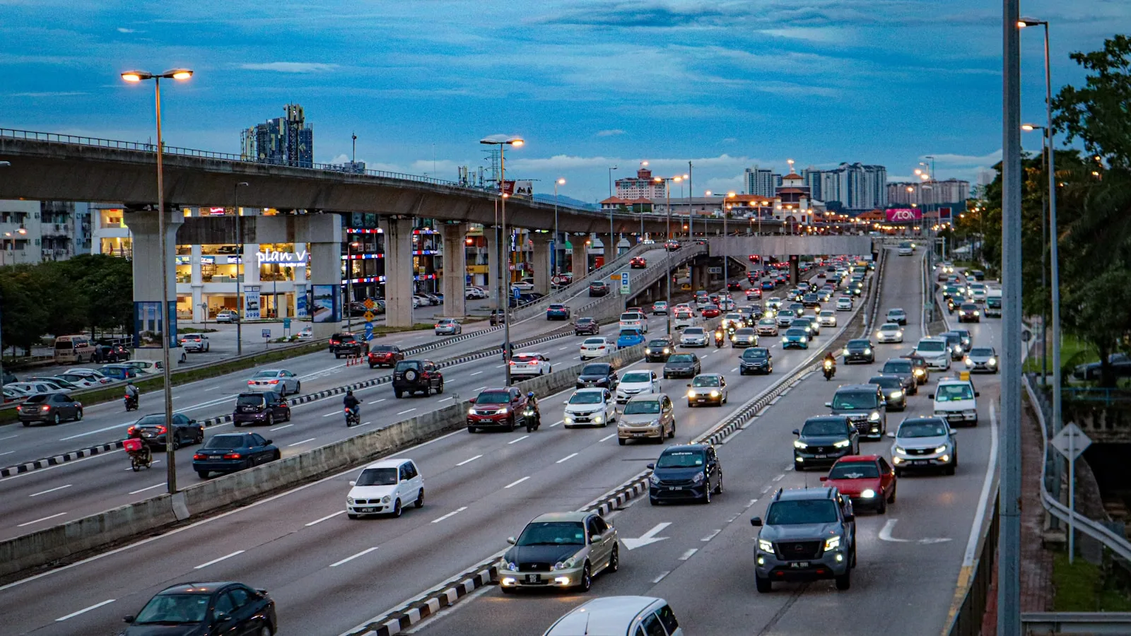 Circulation dense sur une autoroute malaisienne pendant l'exode de Hari Raya
