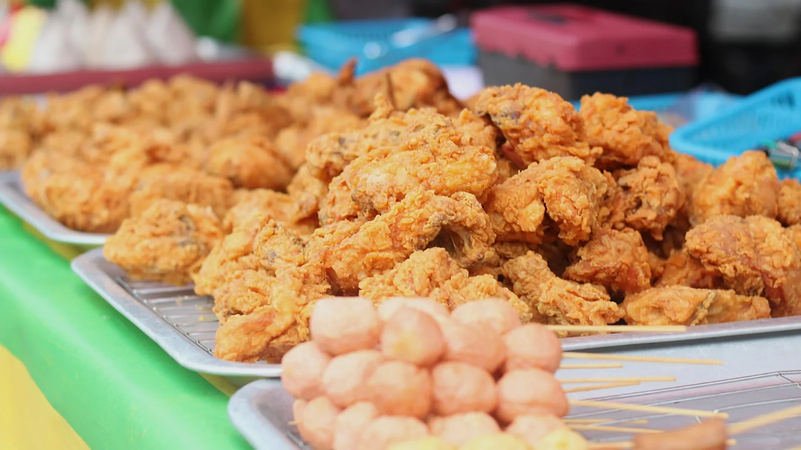 Étal de street food dans un marché nocturne malaisien