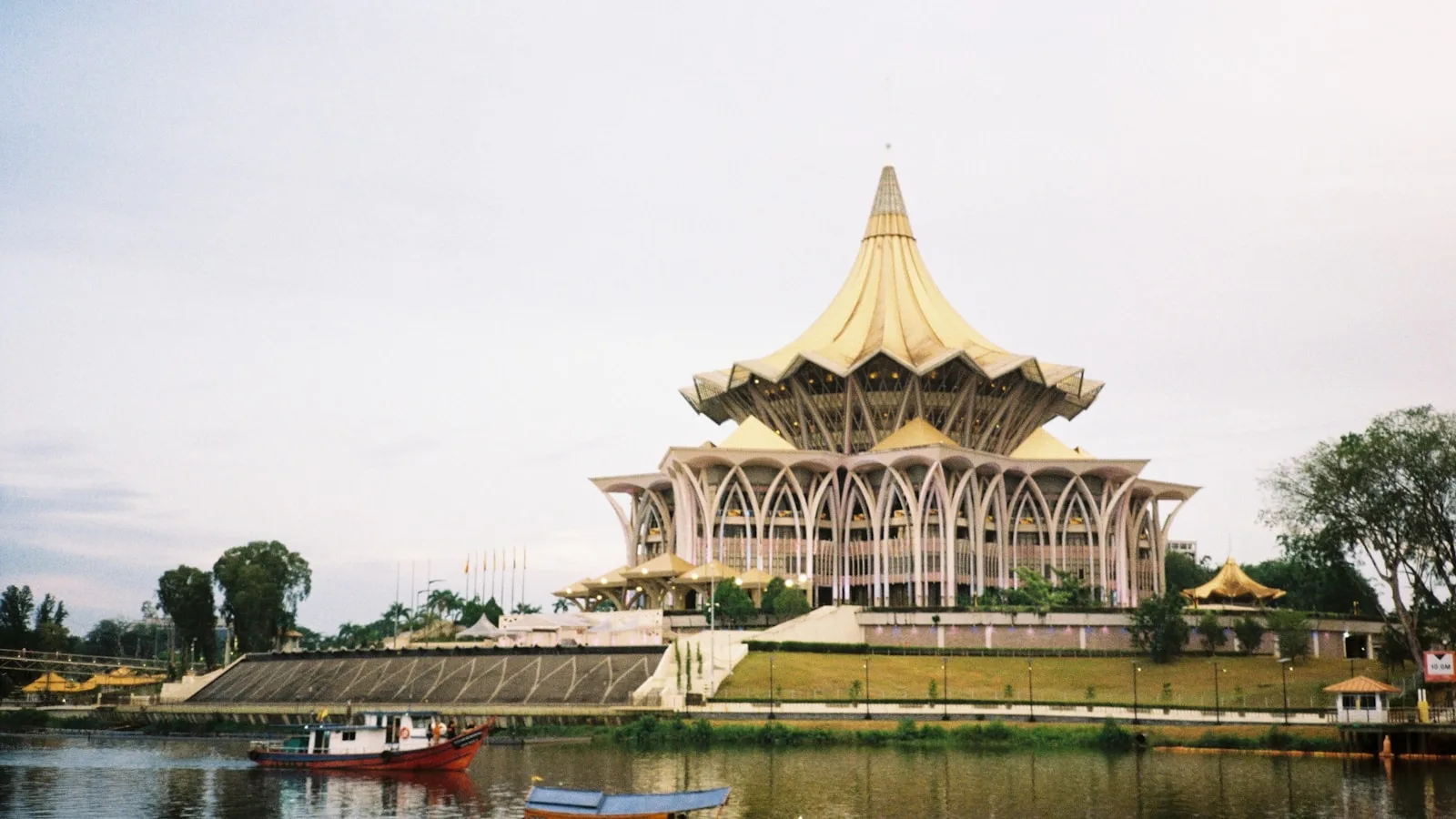 Le Waterfront de Kuching — Le cœur de la ville